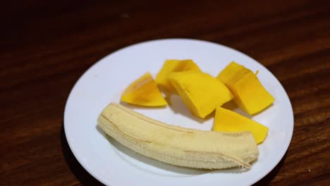 slicing mango and arranging with banana