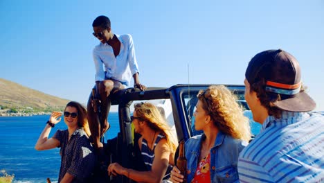 grupo de amigos interactuando entre sí en la playa 4k