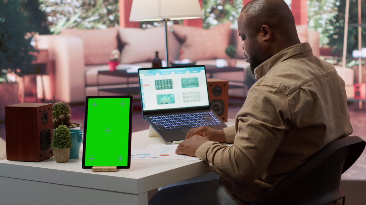 especialista económico asegura las infografías de ventas anuales junto a la pantalla verde