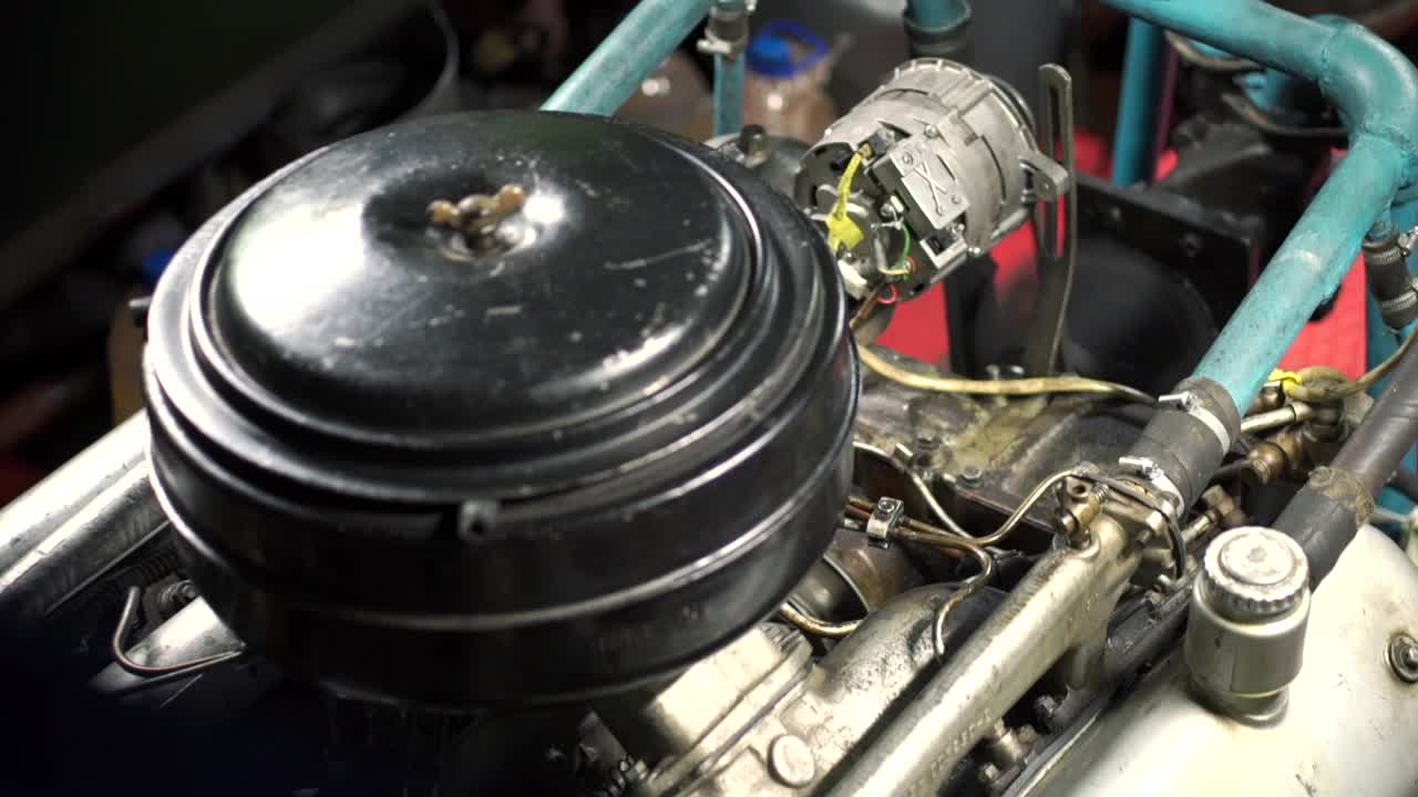 motor antiguo en reparación