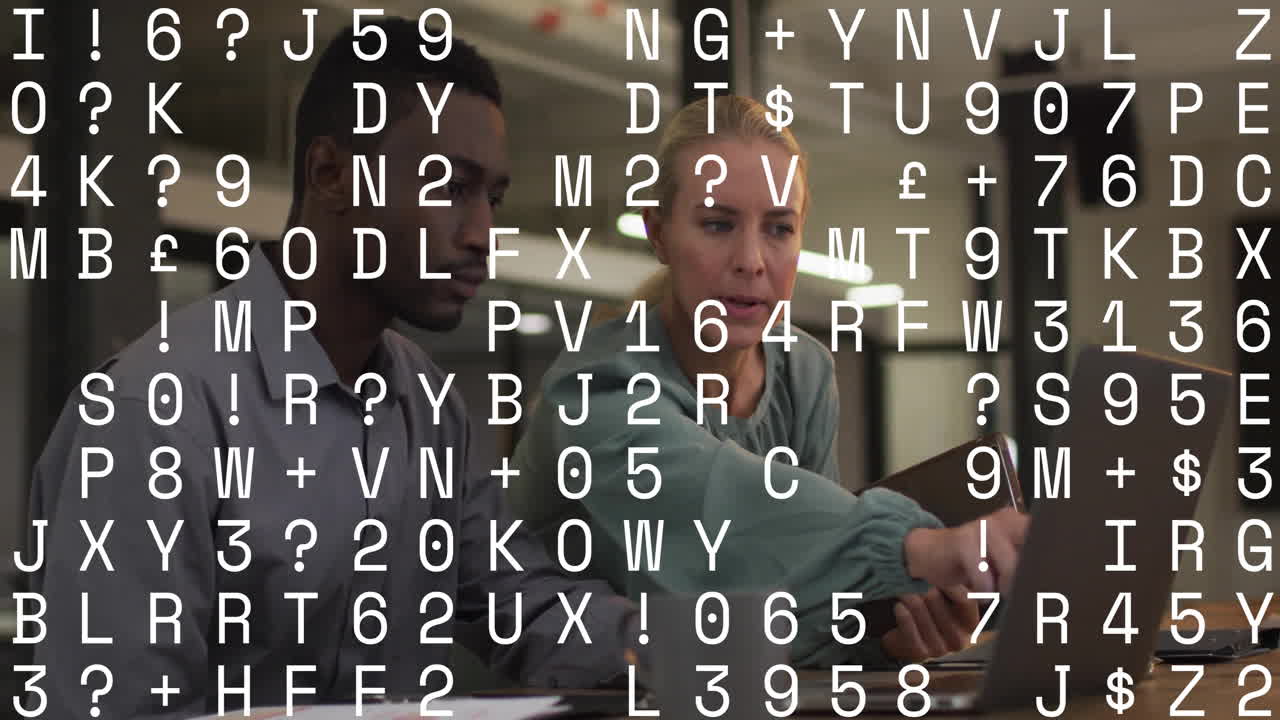 animación de letras y números cambiantes sobre diversos colegas discutiendo el trabajo en la oficina