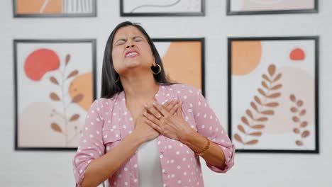 mujer india moderna que tiene un ataque al corazón