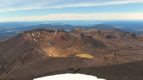 Spektakuläre-Rückwärtsaufnahme-Aus-Der-Luft-Vom-Mount-Doom,-Neuseeland,-Tongariro