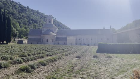 Antiguo-Edificio-Del-Monasterio-Desde-El-Exterior-Bajo-Un-Fuerte-Sol-Y-Buen-Tiempo-En-Provincia-De-Francia