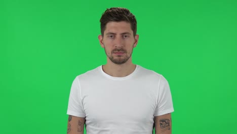 el retrato de un tipo confiado está mirando directamente. pantalla verde