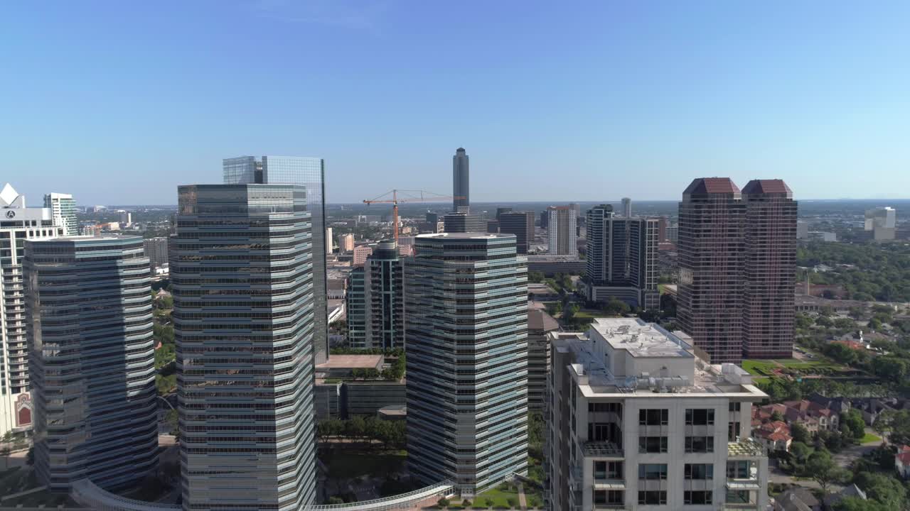 vista aérea de los edificios y sus alrededores en la parte alta de houston