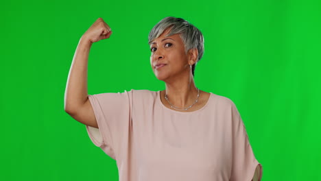 rostro, pantalla verde y la mujer mayor flexionar el brazo