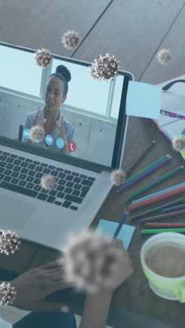 animación de las células de covid 19 sobre una mujer de negocios en una videollamada portátil