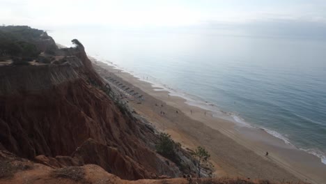 Schöne-Aussicht-Auf-Den-Falesia-Beach-Am-Nebligen-Morgen,-Atemberaubende-Klippen-Und-Touquoise-Wasser,-Algarve