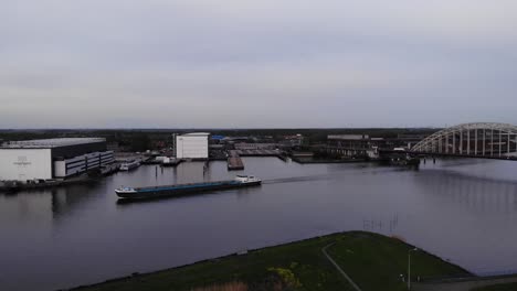barcaza de carga descargada navegando en el río noord con edificios ribereños en países bajos