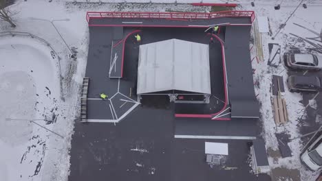 Menschen,-Die-In-Einem-Skatepark-Arbeiten-Und-Mittendrin-Ein-Zelt-Aufgebaut-Haben