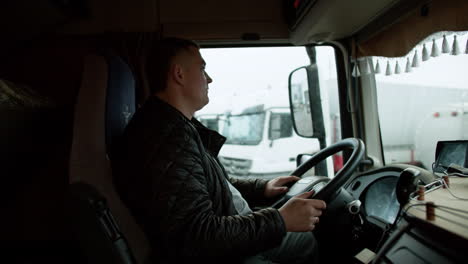 Hombre-Conduciendo-Un-Camion