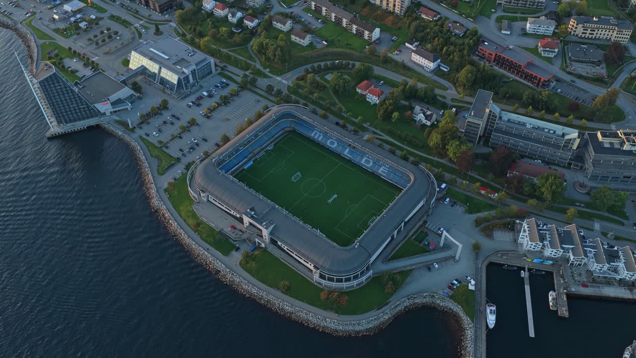 Stadion piłkarski Molde FK jarzący się w świetle zachodzącego słońca, widok z lotu ptaka, Norwegia