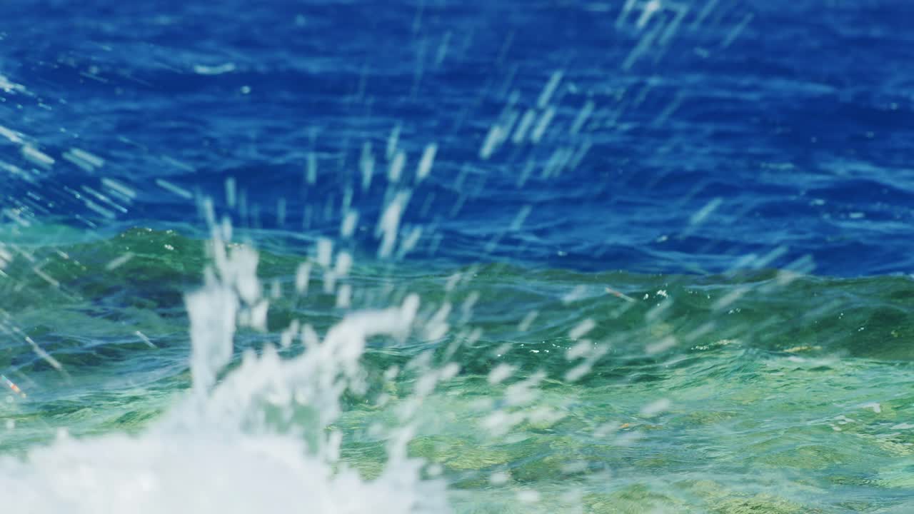 바닷물을 구분하는 선 - 위 아래 하늘색에 파란색