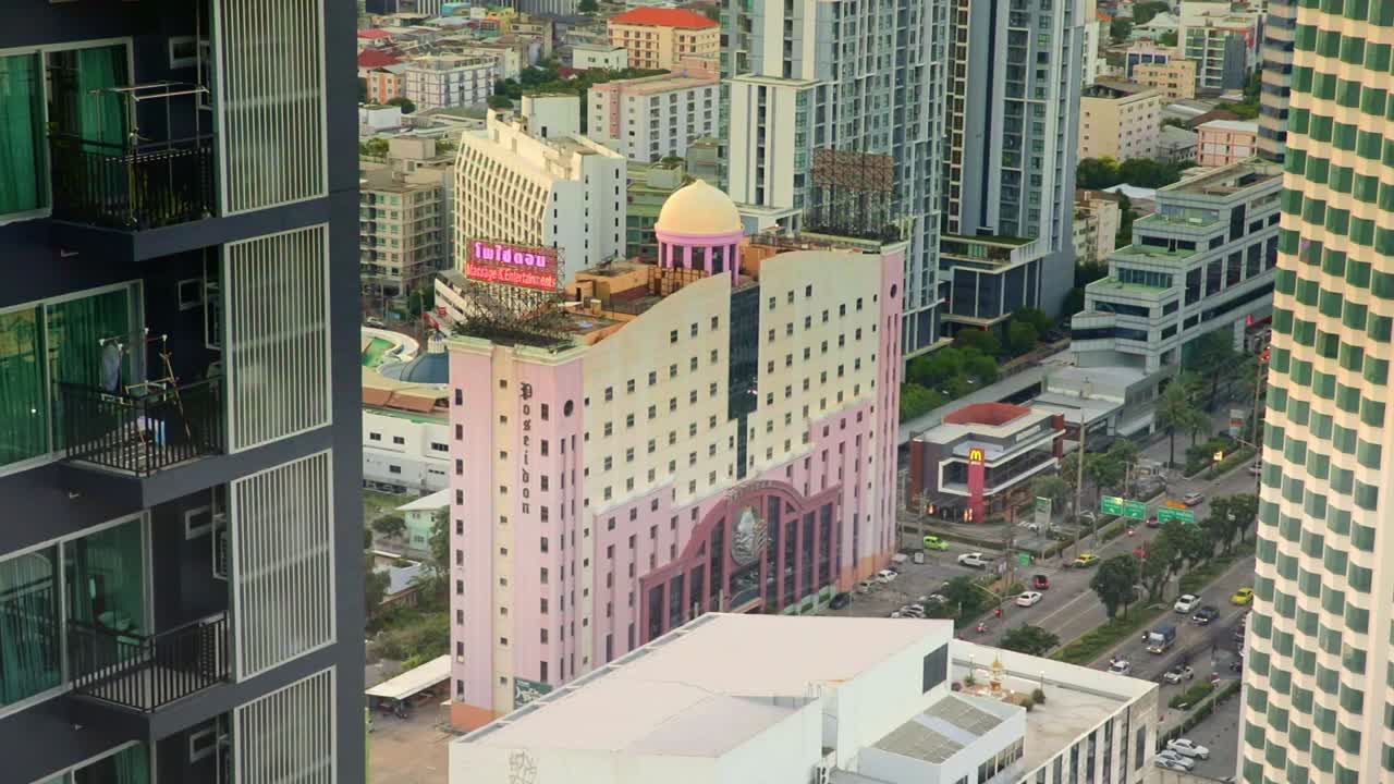 fotografía aérea de edificios mirando hacia abajo en una carretera concurrida de tráfico en bangkok, tailandia