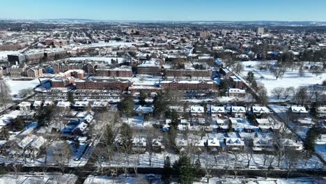 Vista-Panorámica-De-La-Ciudad-Americana-Con-Casas-Y-Parque-Nevado.