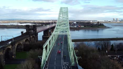 Wohltätigkeits-Santa-Dash-Spaßlauf-über-Runcorn-Silver-Jubilee-Bridge-Luftaufnahme-Breit-Statisch