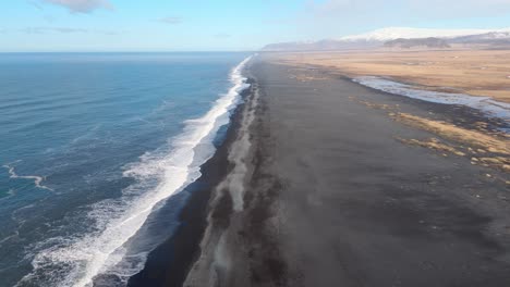 Amplia-Costa-Panorámica-Arena-Volcánica-Negro-Convertido-En-Horizonte-Azul-Aéreo-Blanco