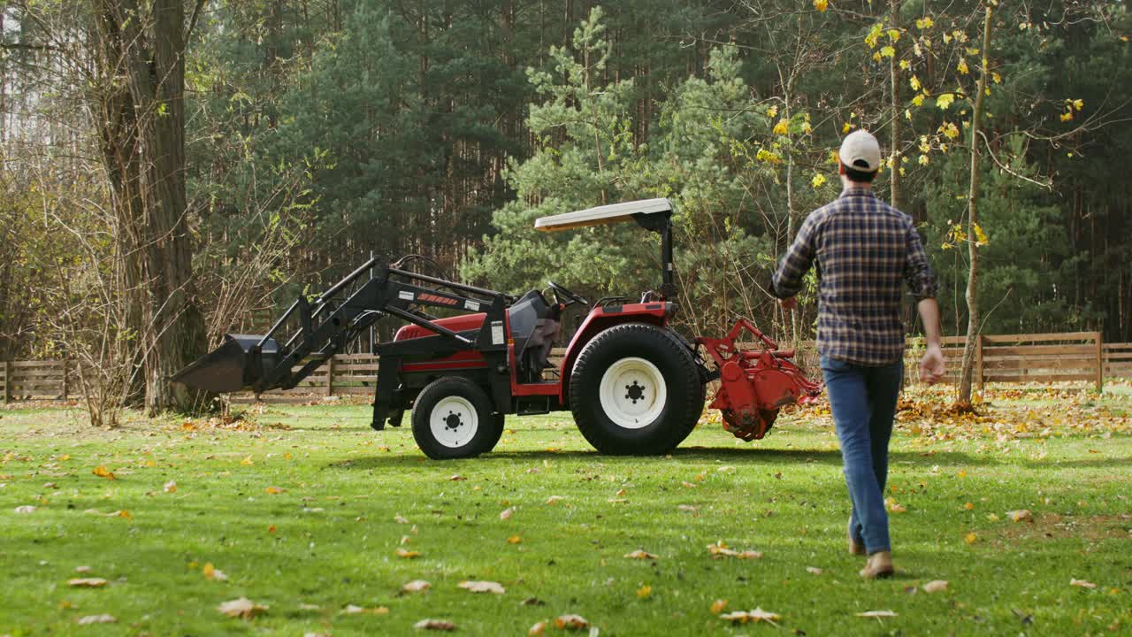 트랙터 를 가지고 농장 에서 일 하는 사람