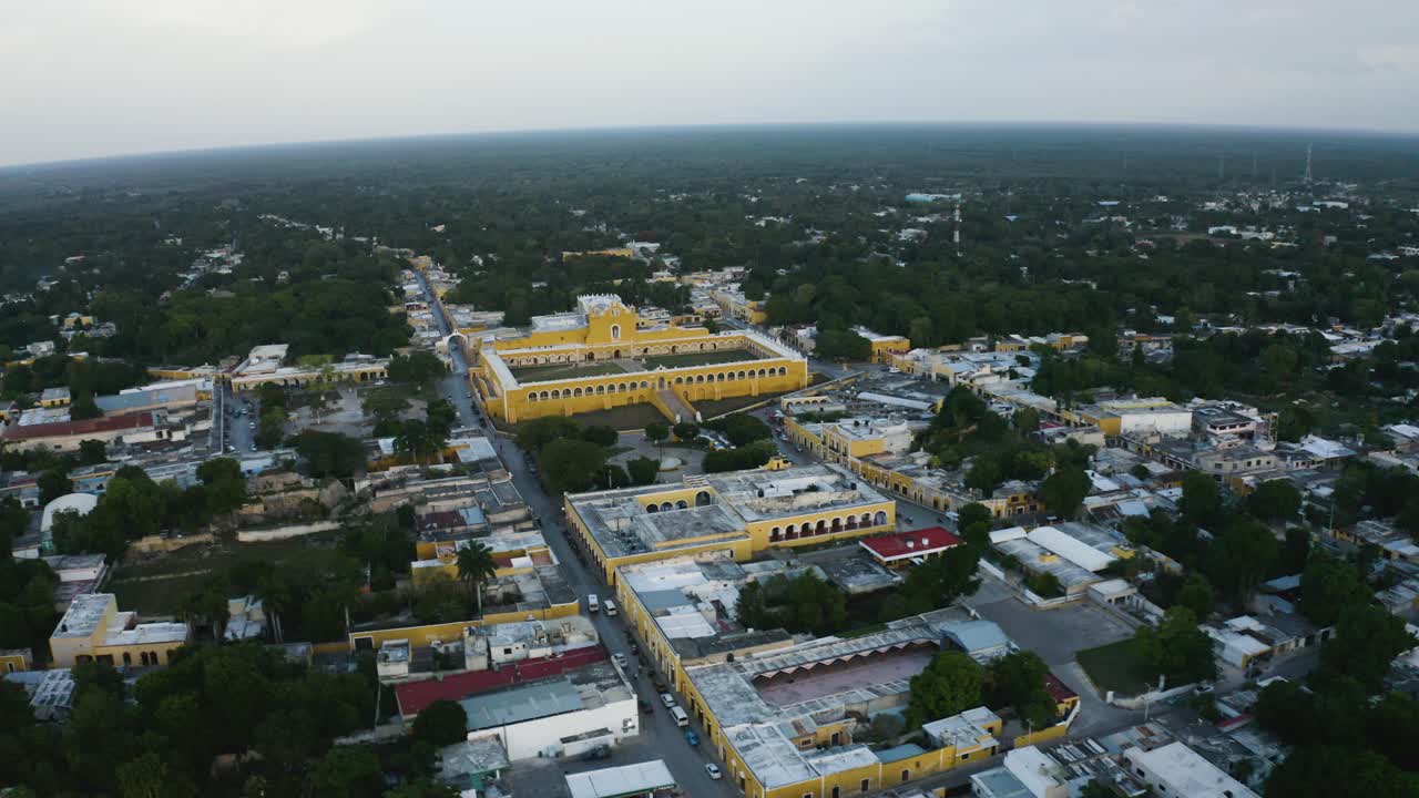 avión volando sobre izamal, méxico durante la tarde temprana