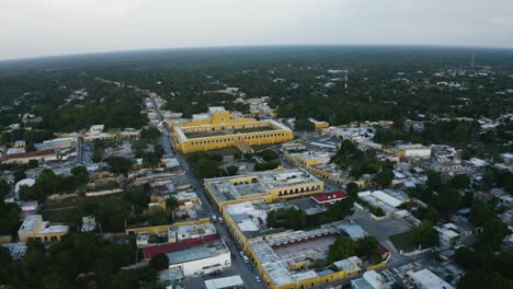 Luftflug-über-Izamal,-Mexiko-Am-Frühen-Abend