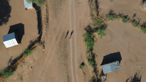 Desierto-De-Kenia,-Paisaje-Africano-De-Un-Pueblo-Y-Caminos-Desde-El-Aire-Durante-El-Día-En-Un-Caluroso-Día-De-Verano