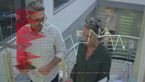 animación del procesamiento de datos sobre diversas personas de negocios que trabajan en la oficina
