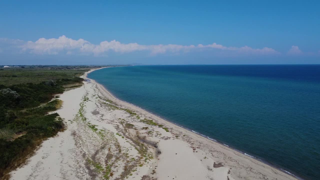 vista aérea sobre la vasta playa en el norte de grecia, estuario del río nestos