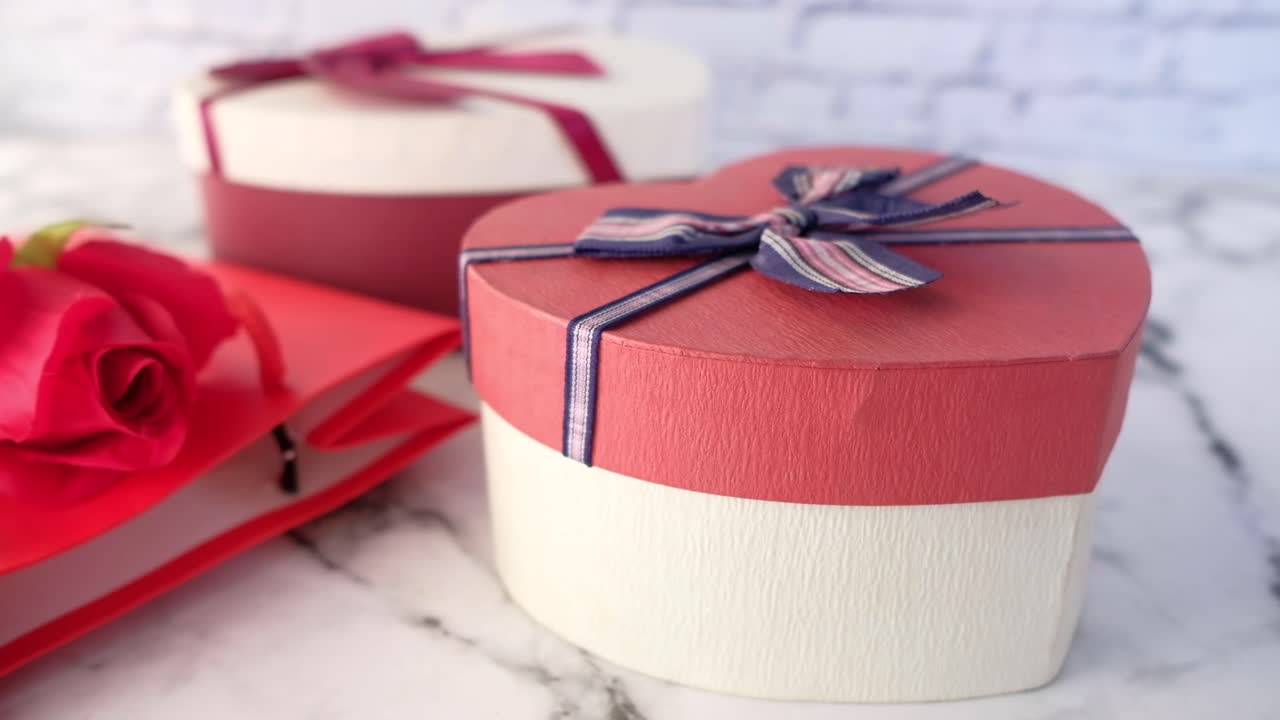 cajas de regalos en forma de corazón y una rosa para el día de san valentín