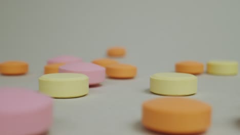 Nahaufnahme-Dolly-In-Aufnahme-Von-Scheibenförmigen-Covid19-Antiviralen-Tablettenpillen