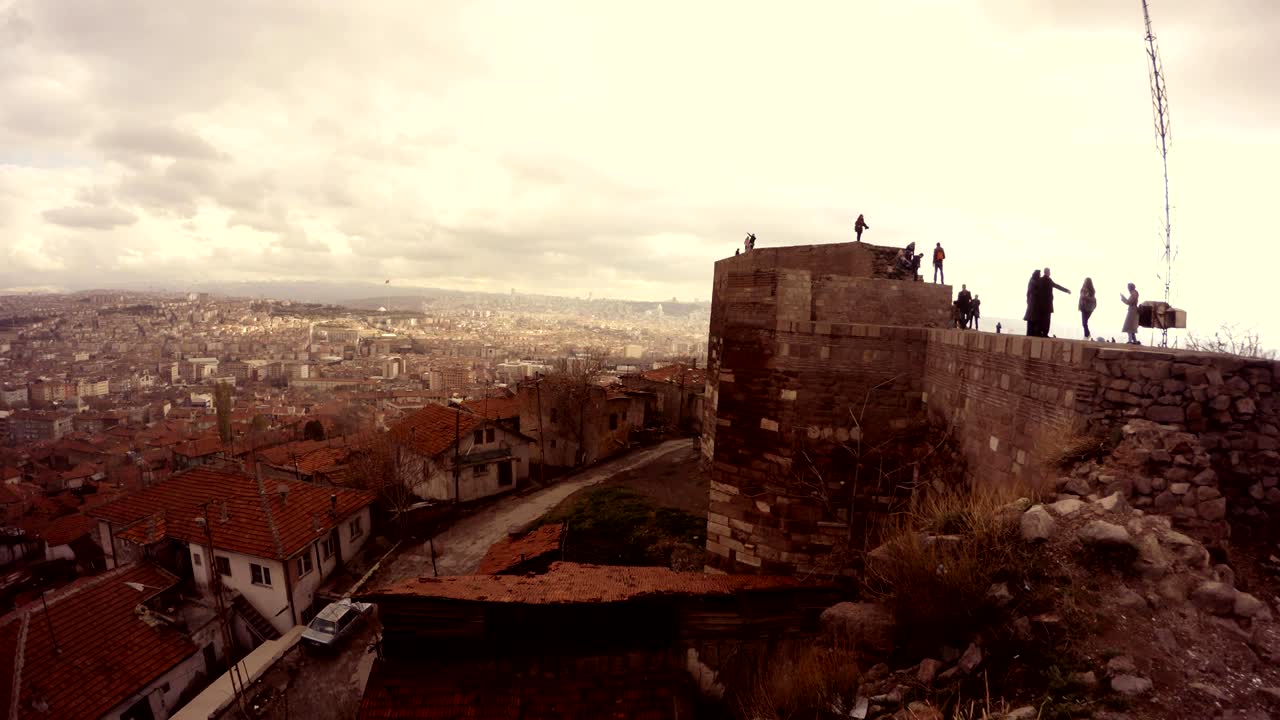 앙카라의 시타델 히사르 전망 관광객들이 벽을 고 있습니다.