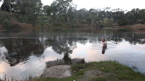 un hombre de jengibre barbudo va a nadar en agua fría temprano en la mañana de invierno en melbourne, australia