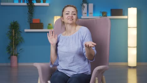 mujer feliz bailando para la cámara.