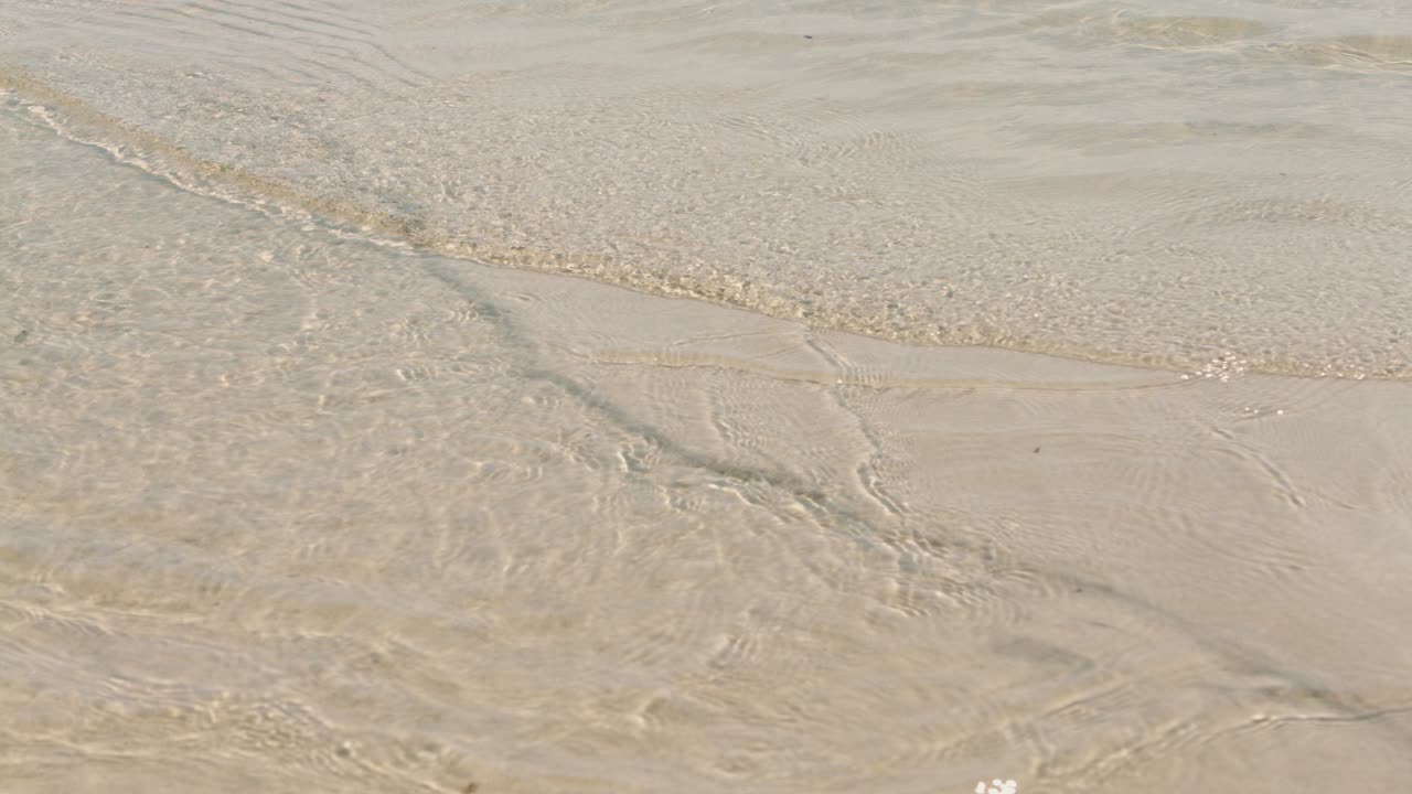 아름다운 해변에 있는 바다의 파도