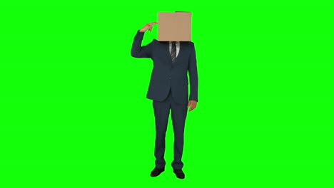 hombre de negocios de pie con una caja sobre su cabeza