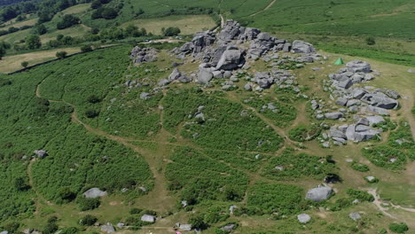 brede opname vanuit de lucht vooruit over bonehill-rotsen, dartmoor, devon, engeland