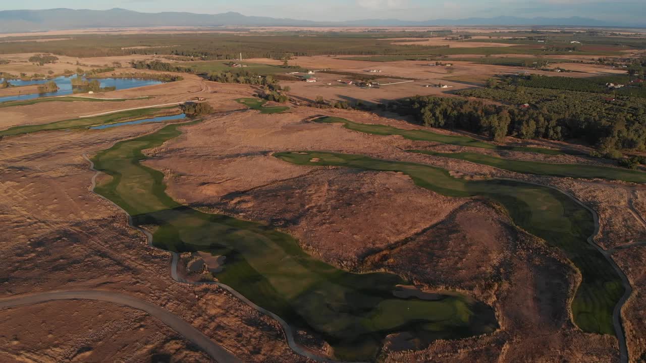 largos y perfectamente verdes campos de golf en este campo de golf del sur de california