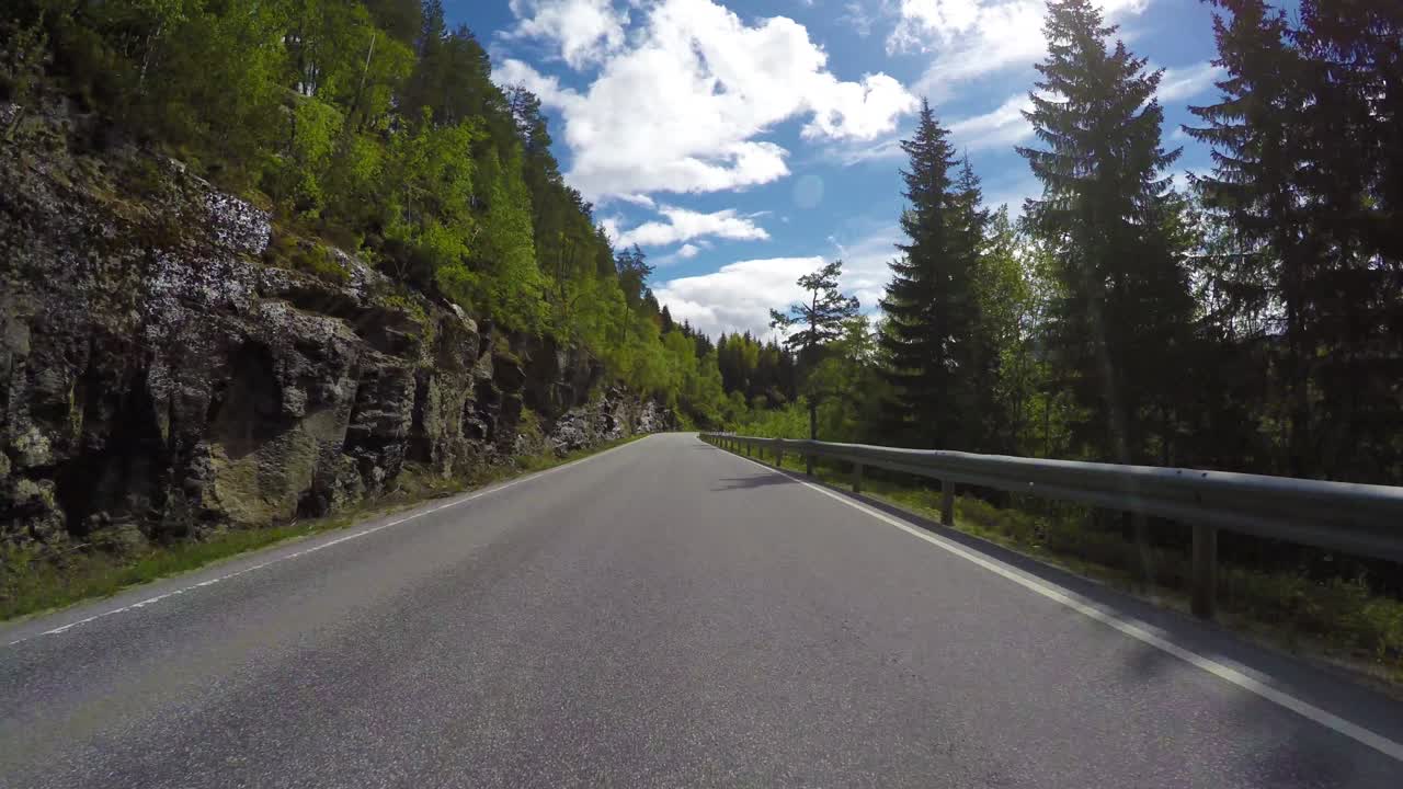 Guidare un'auto su una strada in Norvegia.