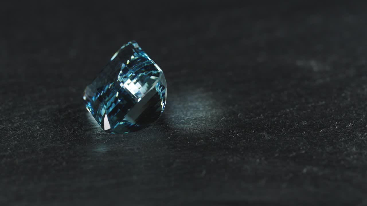 화려한 파란색 보석은 회전하고 반인다.