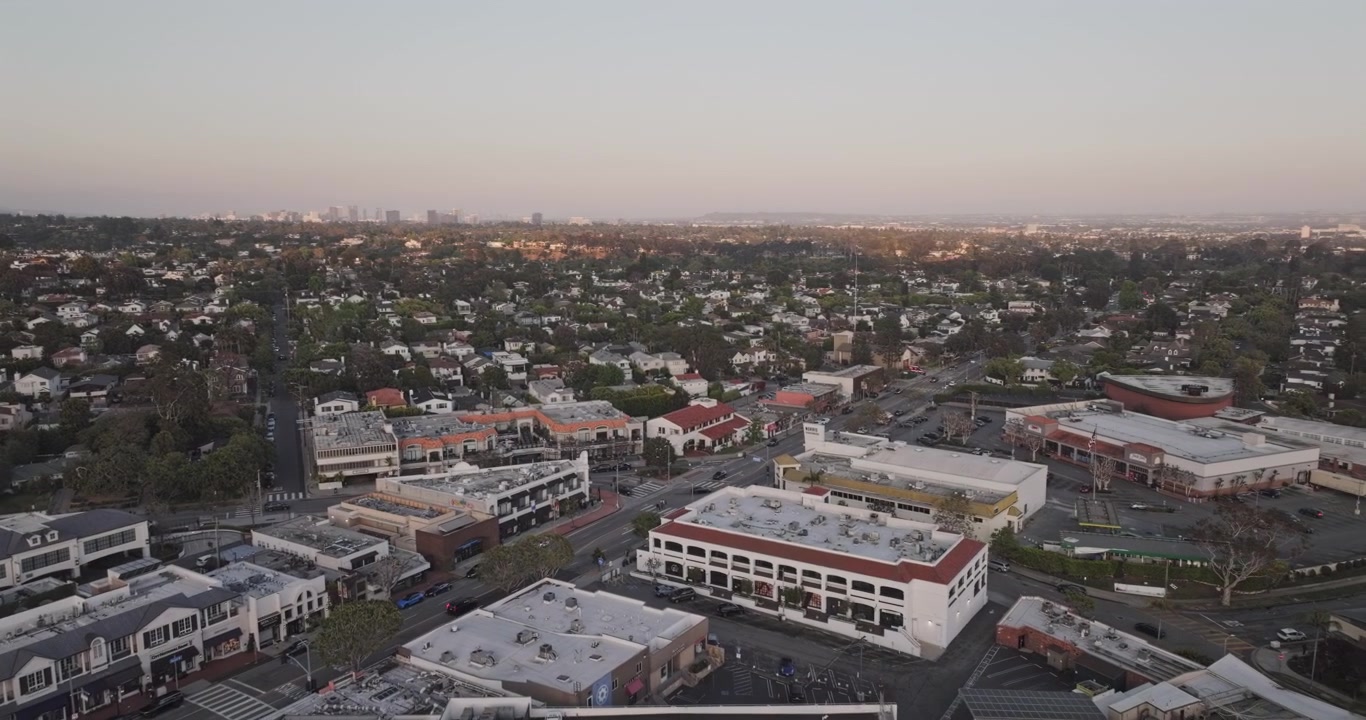 Los Angeles California, orbita aerea v308 ampia sopra il villaggio di Pacific Palisades, che rivela quartieri costieri, lo skyline della città e l'Oceano Pacifico al tramonto - Scattato con Mavic 3 Pro Cine - 26 maggio 2024