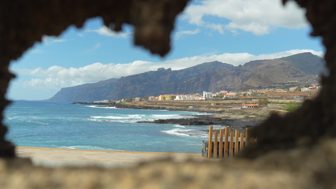 Sbirciando da un buco, Tenerife, Isole Canarie, POV dinamico.