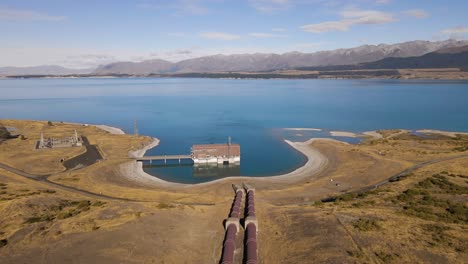 oleoductos que conducen a una central hidroeléctrica en el lago pukaki, nueva zelanda