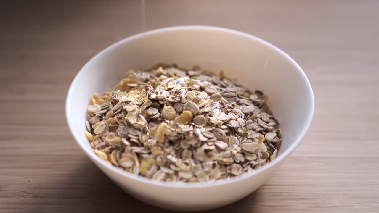 시리얼 위에 꿀을 붓고, 4k