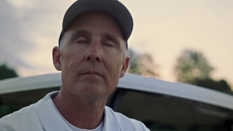 Thinking-senior-face-looking-distance-closeup.-Focused-mature-man-outdoors.