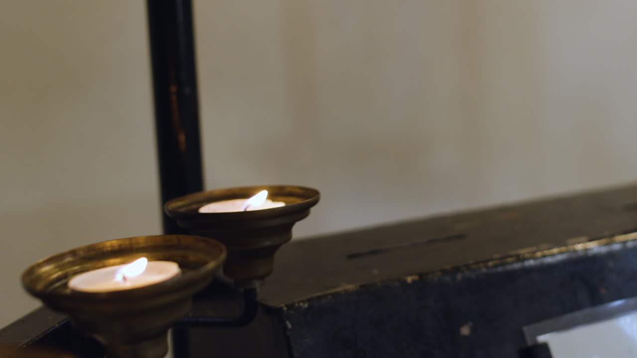 набор свечей в помещении