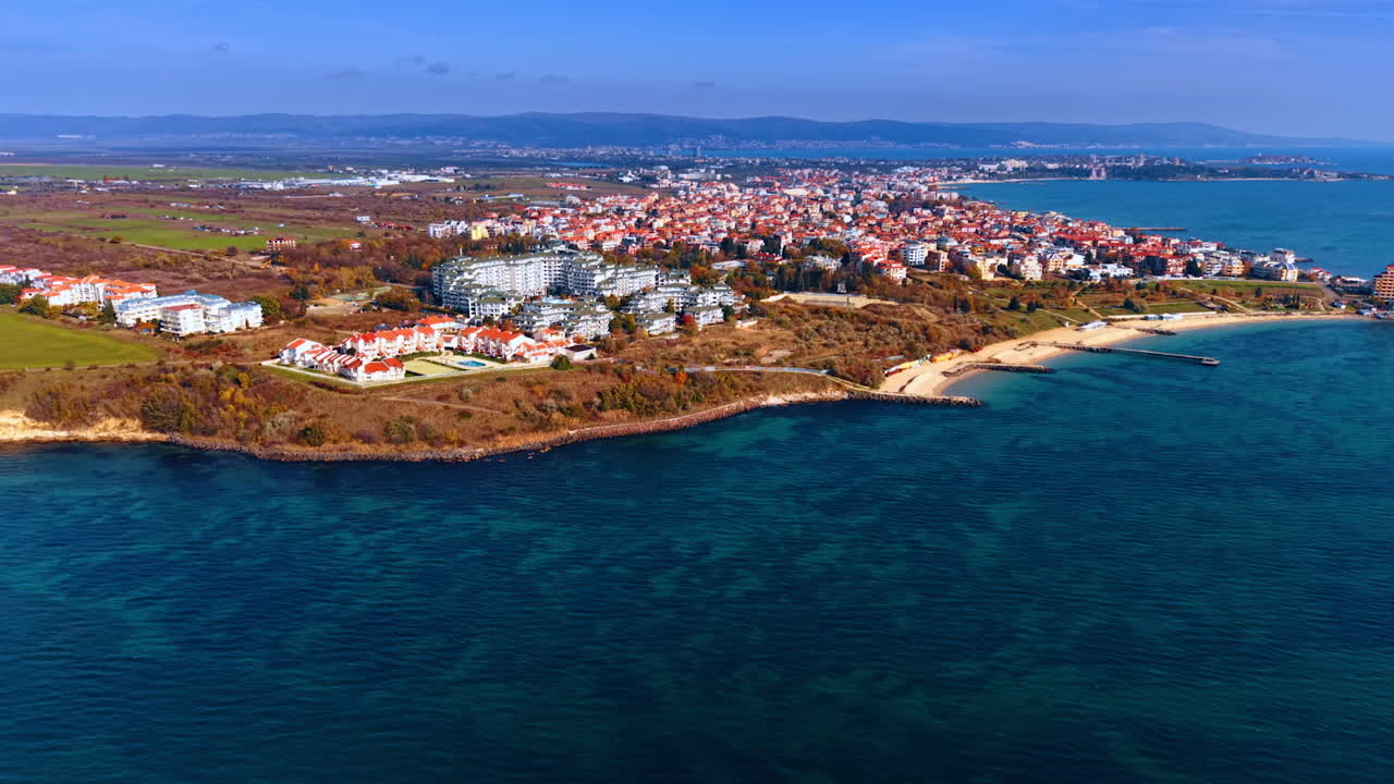Kaunis sininen merimaisema kivikkoisella rannikolla. Ilmakuva aurinkoisesta kaupunkimaisemasta Bulgariassa