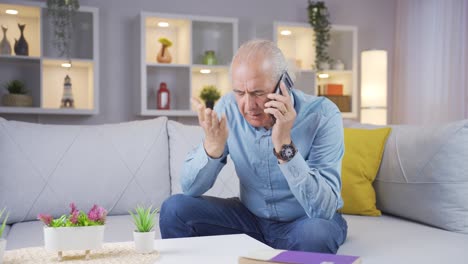 El-Anciano-Teniendo-Una-Discusión-De-Separación-Por-Teléfono.