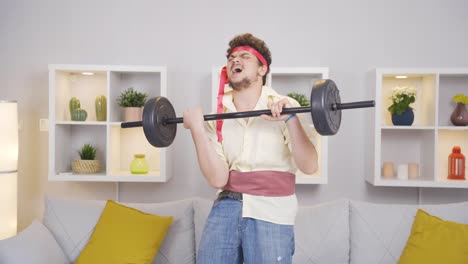 Un-Hombre-Gracioso-Se-Lastima-El-Músculo-Haciendo-Deportes-En-Casa.