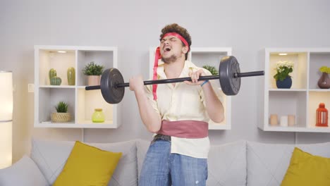 el hombre gracioso se lastima el músculo haciendo deportes en casa.