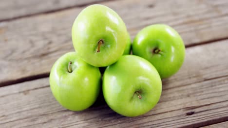 manzanas verdes dispuestas en una tabla de madera